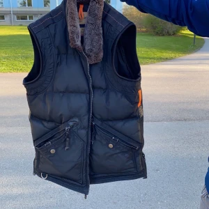 Parajumper väst - Säljer eller byter ut denna parajumper väst i storlek S. Nypris 5200kr (säljs ej längre). Haft den i ca 1 år, inga skador, inga missfärgningar, pälsen är som den ska vara. En väst som passar alla årstider, hör av er angående intresse. Byten tas emot!