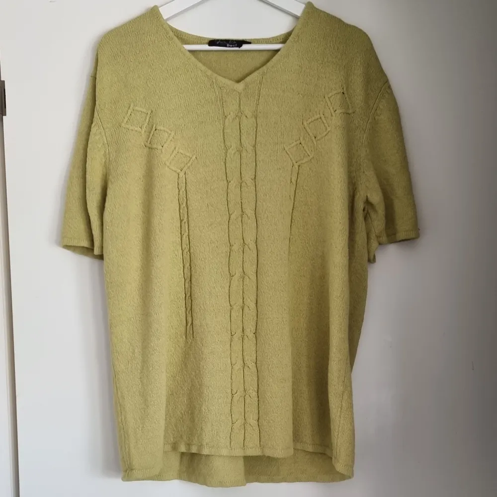 Vintage tröja i snygg grön färg 🖤 Haft som oversized. Passar allt mellan en S-XL.. Tröjor & Koftor.