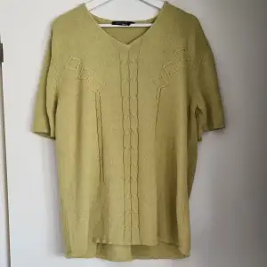 Vintage tröja i snygg grön färg 🖤 Haft som oversized. Passar allt mellan en S-XL.