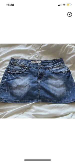 Jeans kjol  - En supersnygg kjol som är köpt secondhand, inga flaws eller defekter då den endast är använd ett fåtal gånger, inte tts eftersom jag vanligtvis bär 34 men storleken är 30.