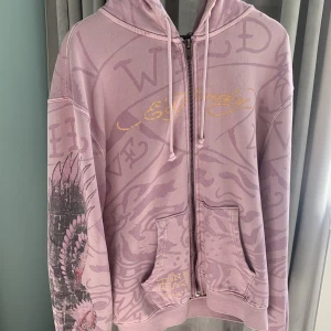 Ed Hardy hoodie - cool Ed hardy x Urban outfitters hoodie som inte säljs längre! Den är knappt använd och ser ut som ny! Den är i storlek S men den har en oversized passform så skulle säga att den är mer som en M i storlek. Nypris var 1000kr!