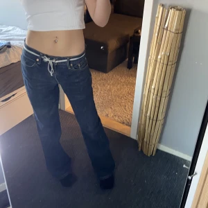 Levis jeans 517 - W32L32 jag e 168. Bootcut o ja har haft de lowaisted  (chinchilla bur som syns längs väggen på bild2🙈dem är allergivänliga!!