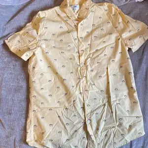 En fin sommar skjorta i gott skick som jag nu säljer pga ja inte använder den