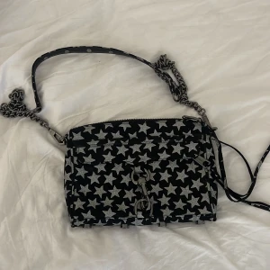 Rebecca Minkoff väska - stjärnor - Hej!  Så fin väska från Rebecca minkoff. Använd en gång så är helt klanderfri.  Glittriga stjärnor på. 