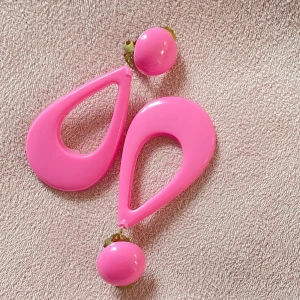 Plastörhängen - Snygga vintage örhängen i plast  Clipsörhängen 