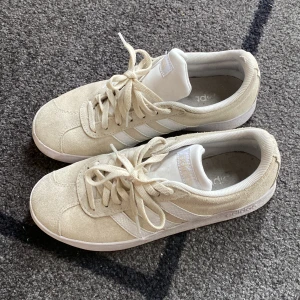 Adidasskor  - Beigea adidas vl court, använda sparsamt och i bra skick. 