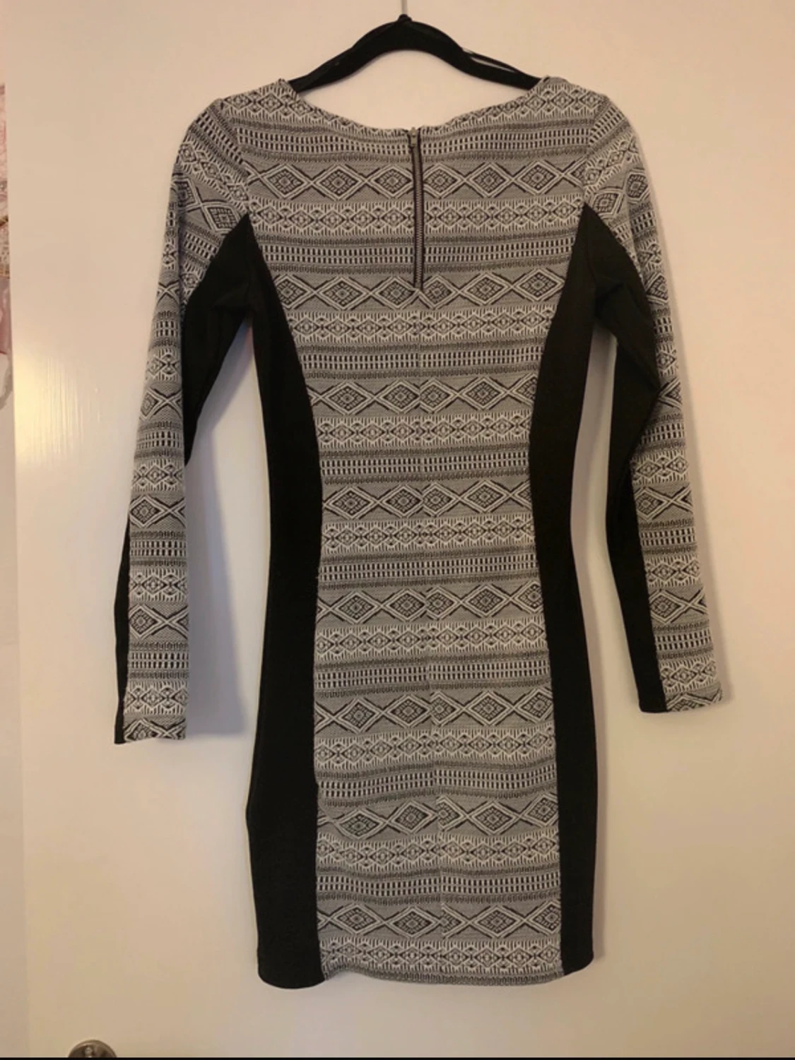 Svart klänning med mönster - 90