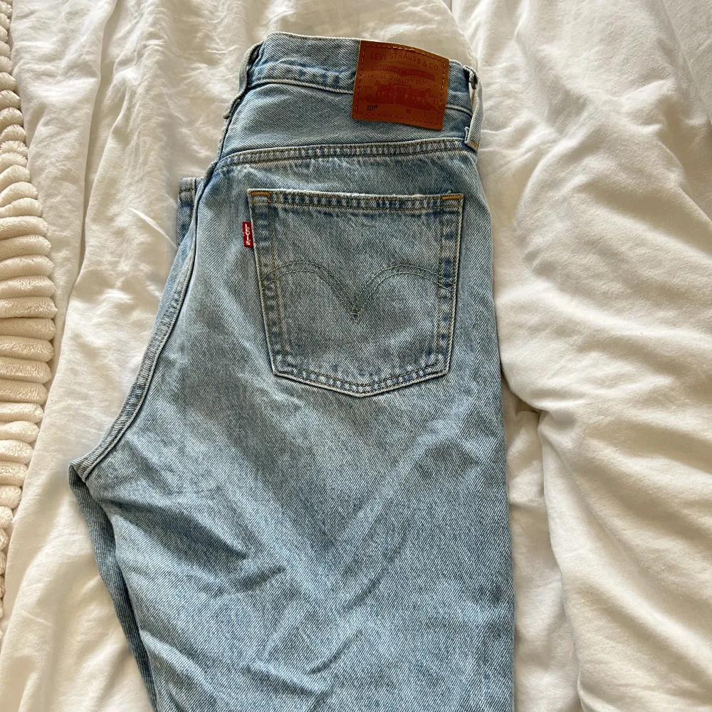 Endast använda nån timme innan jag insåg att det var fel storlek, därav inga lappar kvar men så gott som nya! . Jeans & Byxor.