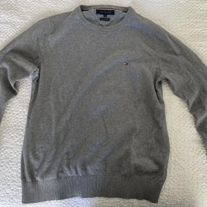 Långärmad Tommy Hilfiger  - Väldigt fint skick. Storlek S. Säljer för 175kr. Ordinarie pris 1200 kr.
