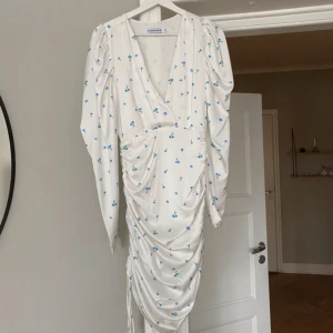 Klänning Amalfi  från adoore  - Går att justera längden på sidan, använd 3 gånger. Ord pris 1395kr. Passar nog S också. 