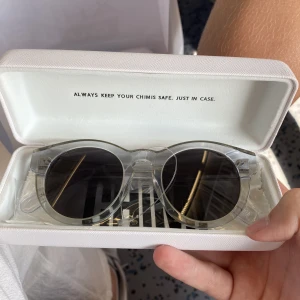 Chimi Litchi 003 grey - Helt nya köpte dom för tyckte om dom men sedan såg jag att dom inte passa mitt ansikte aldrig använda box duk och kvitto medföljer i köpet!