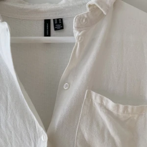 Vit skjorta - Vit skjorta i linne, aldrig använd! Så den är i nyskick. Strl XS men passar mig som brukar ha M i överdelar, så stor i storlek/oversized. 