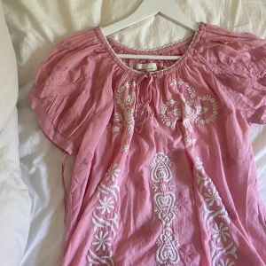Odd molly blus - Säljer nu min FAVORIT odd Molly blus! Så fin till sommaren och så skön. Tror att det är storlek S men funkar bra för mig som är XS, tror även att M funkar beroende på hur man vill att den ska sitta! Bara att meddela mig ifall du har någon fråga. Möts upp i Stockholm! 😇💕💕