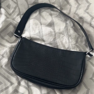 Väska  - Säljer denna helt nya väskan då jag har en annan som jag använder, denna är aldrig använd så helt ny. Köpt på h&m, bud som gäller😊