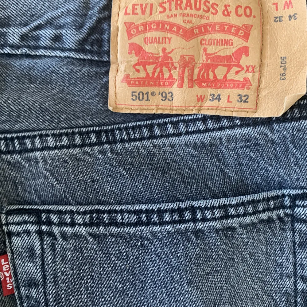 Levis 501 jeans i färgen grå. Jeansen är i nyskick. Storlek W34 L32. Jeans & Byxor.