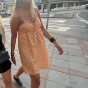 Gul klänning  - Jättefin populär klänning från H&M💗