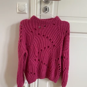 Rosa stickad tröja - En rosa stickad tröja från Zalando i storlek XS. Den är i fint skick då den är använd ett fåtal gånger. Det är bara höra av sig om frågor eller fler bilder! Frakt tillkommer