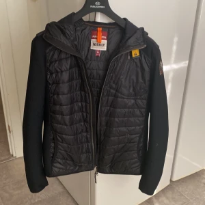 Parajumper jacka  - En tunnare jacka, det ska vara någon hybrid och jag tycker den är väldigt skön men passar inte riktigt till min stil och därför säljs den