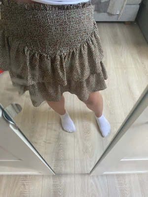 Leopard Kjol - säljer denna leopard mönstrade volangkjolen från shein i storlek L! den köptes våren 2022 och har används typ 3 gånger sen dess. nypris: 149kr🩷