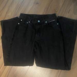 Svarta sweat sktbs jeans i stl XS. Bra skick, lite washed out. Säljer då dom blivit för små för mig tyvärr.
