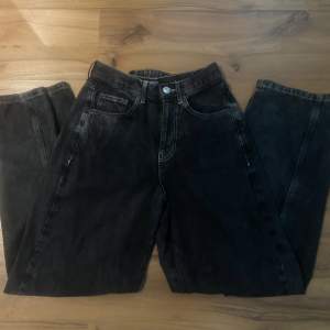 Assnygga ”washed out”/ grå jeans. Strl W26 L32. Köpta från Urban outfitters i modellen Logan. Sitter lite baggy men fast i midjan. Säljer för att jag knappt använt dessa så dem är i dunderskick!!