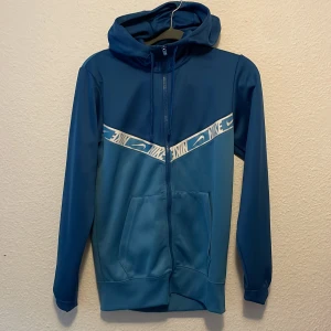 Nike hoddie  - En Nike hoddie som jag använt några gånger men är som ny, den är storlek M och passar för S också.