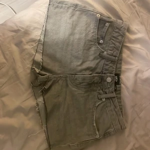 Gråa jeans shorts - Gråa jeans shorts från lagar 157, endast testade (oanvända)