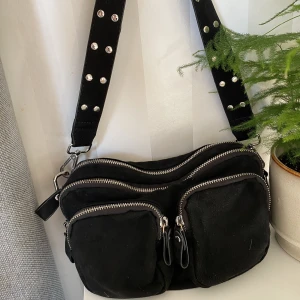 Väska - Säljer denna väskan från Ginatricot som rymmer sjukt mycket saker😋Väskan är i bra skick och är använd fåtal gånger