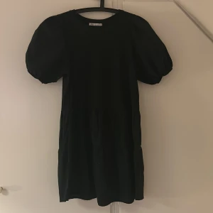 Zara klänning  - Säljer min svarta zara klänning då den inte kommer till användning💓 skriv privat för fler bilder (gratis frakt)