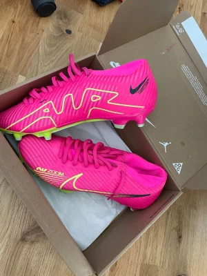 *NYA* Nike Air Zoom Mercurial Superfly 9 Academy MG Luminous - Rosa/Neon/Gridiron - Utmärkt sikt, engångsanvännding. Är det perfekta skor för en professionell spel. Jättebra grepp i konstgräs och är jättesköna för långa tränningar/matcher. 
