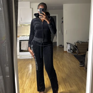 Juicy couture set - Jag säljer Juicy couture set i strl S och är i färgen svart och har en jättefin passform 🖤