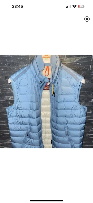 Parajumper Väst - Tjena! Säljer min PJ väst då den inte kommer till någon användning. | Cond. 9/10  Strlk. S |   Den passar mig lagom och jag är 177💫 Pris diskuterad vid snabb affär!