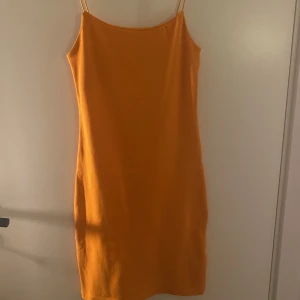Orange tajt zara klänning  - De är en tajt ”mini” klänning från zara finns inte kvar denna säsong. Är använd 2-3 gånger. Original pris 280