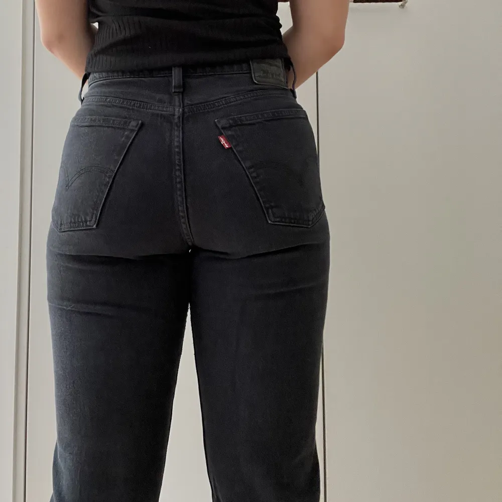 Svarta jeans från Levis! Rak modell och skön passform✨ bra skick! . Jeans & Byxor.