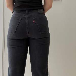 Svarta jeans från Levis! Rak modell och skön passform✨ bra skick! 