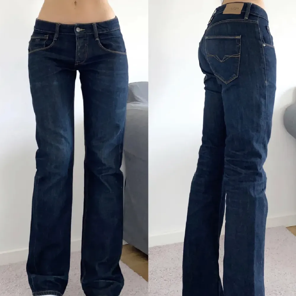 köpt från plick av @Victoria750 <3 Säljer för att den är för lång för mig. midja: 84 inneben: 81! Köpt för 300kr säljer för 250kr!. Jeans & Byxor.