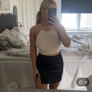 Mini skirt i siden - Svart siden kjol med dragkedja på sidan i storlek xs. Ej använd,  köparen står för frakten💓