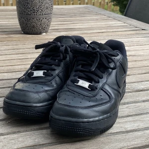 svarta nike air force - jättefina inte alls mycket använda skor från nike storlek 38. lite slitna vid hälen men inget som skaver eller syns 