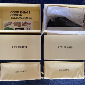 360 Laceless Black (Läder) - Säljer flera par 360 Laceless Black (Läder) köpta från Axel Arigatos hemsida. Inte ett fingeravtryck på sig.  Allting som medföljer - Skor - 2 lådor till skorna - 2 påsar till skorna - Tack-kort med klistermärken. Storlekar mellan 42-47. KVITTO FINNS!