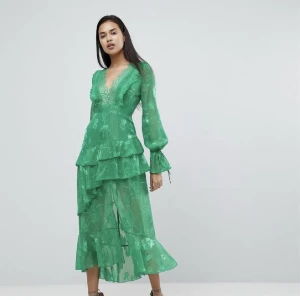 Klänning - Supervacker klänning i nyskick 😍 Köpte den här på Plick men aldrig använt den då den är för liten för mig 😢 klänningen var oanvänd när jag köpte den och den är därmed fortsatt oanvänd.   Kan skickas, köparen står då för frakten   OBS! Liten i storleken 🌸 