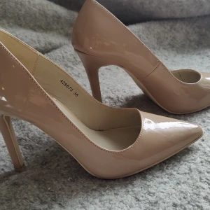 Beiga klackskor - Storlek 36. Använda en gång. Bra skick! 