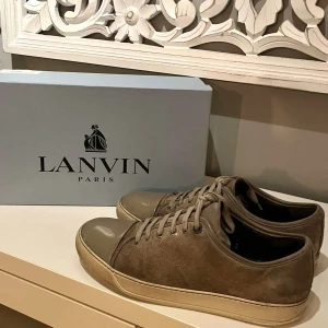 Lanvin Patent Cap Toe Sneaker Beige - Hej, säljer ett par Lanvin Cap Toe sneakers i bra skick. Storlek 8 vilket motsvarar 43. Nypris runt 4000kr. Beige färg med olivgrön toebox. Skorna är använda men har fortfarande kvar att ge. Box ingår ej. Prise är inte hugget i sten. Hör av dig vid frågor