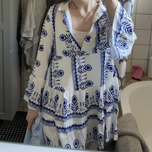 Klänning  - Sååå fin klänning från shein i storlek M, tyvvär inte kommit till användning så är helt ny ! 