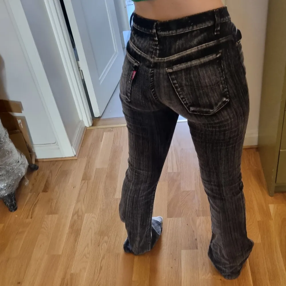 Manchester bootcut byxor, ser ut som jeans, från pop stockholm. Köpte de för 800kr. Säljer för halva priset då jag aldrig använder dem! Riktigt bra skick🌻 . Jeans & Byxor.