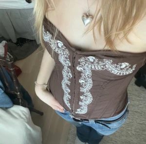 Korsett - Jättefin korsett med broderat mönster, storlek S :)