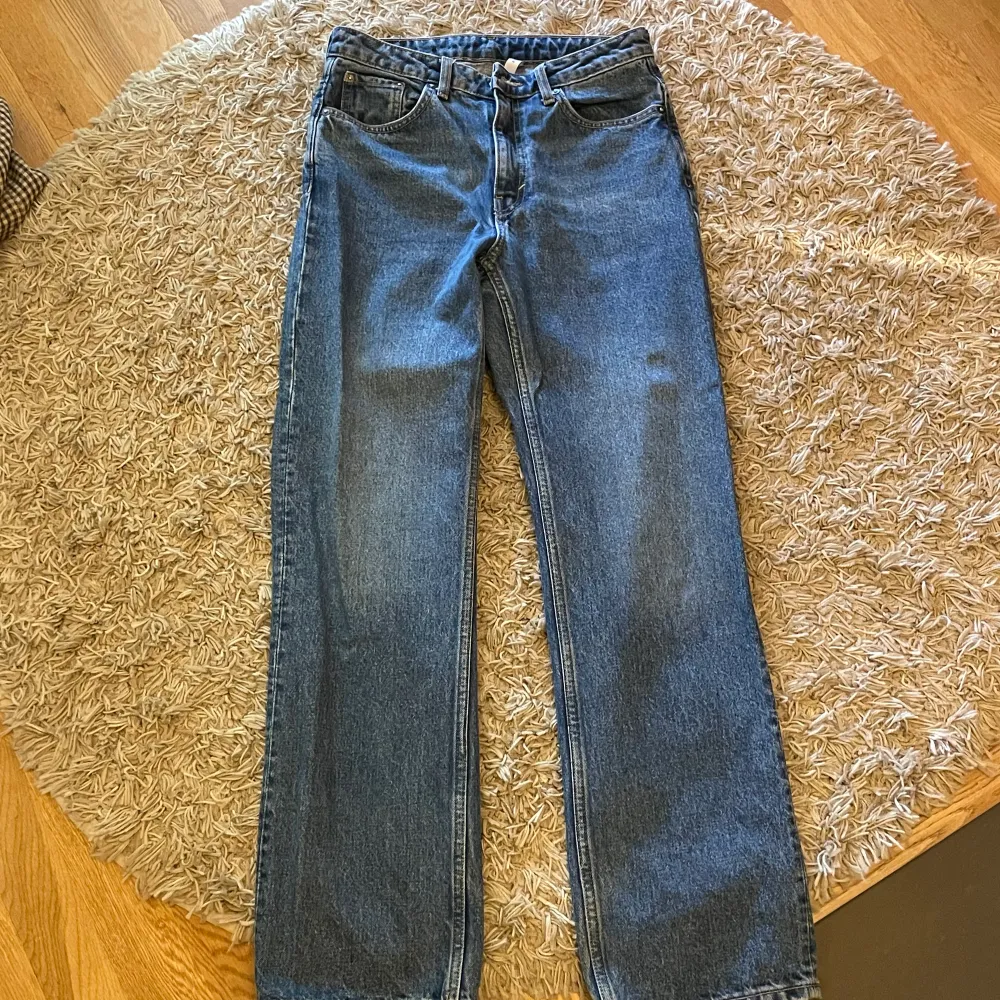 Straight jeans från Weekday i modellen Voyage. Storlek 28/30 (Dam). Inköpspris 600kr, säljs för 250kr. . Jeans & Byxor.