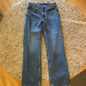 Straight jeans från Weekday i modellen Voyage. Storlek 28/30 (Dam). Inköpspris 600kr, säljs för 250kr. 