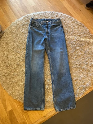 Weekday straight jeans - Straight jeans från Weekday i modellen Voyage. Storlek 28/30 (Dam). Inköpspris 600kr, säljs för 250kr. 