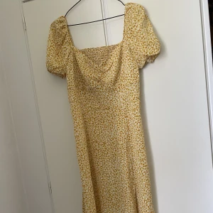 Klänning - Aldrig använd. Fler bilder kan skickas privat 