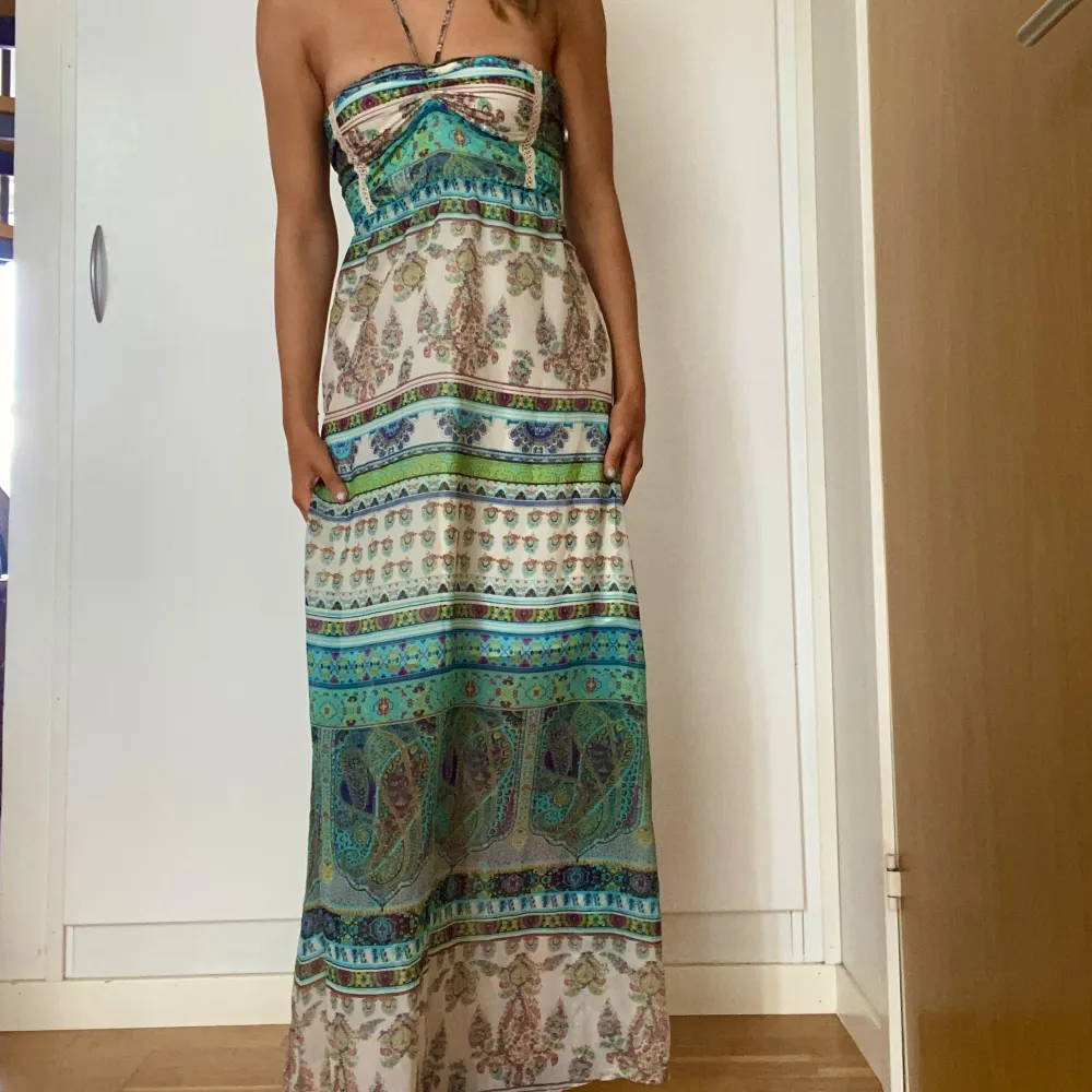 Lång maxi klänning från Bershka! Tropisk och fin perfekt utomlands🩵 jag är 168cm. Klänningar.